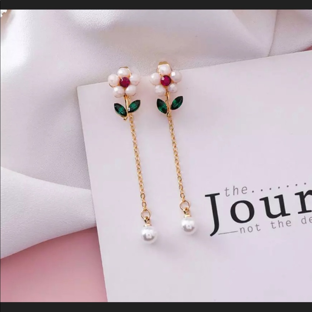 Dainty flower 🌸 earrings